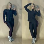 Dos fotos de una mujer joven de cabello rubio y lacio, usando un conjunto deportivo ajustado color negro con franjas y detalles en color rojo oscuro. Ella lleva una chaqueta con cierre y pantalones largos, ambos con el logo de Adidas. Usa tenis deportivos plateados muy llamativos. En ambas imágenes, la mujer está posando frente a un fondo beige y usa un teléfono móvil para tomarse selfies frente a un espejo. En la foto de la izquierda tiene una mano en la cadera y en la foto de la derecha tiene una mano levantada tocando la cabeza.