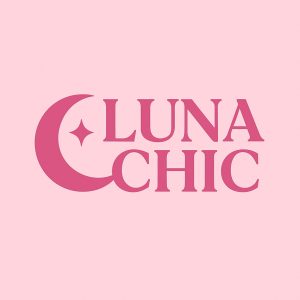 Fondo rosa claro con letras y gráficos en rosa más oscuro. Aparece una media luna con una estrella en su interior, seguida de las palabras “LUNA CHIC” en mayúsculas y con una fuente elegante y redondeada, distribuidas en dos líneas. El diseño transmite una sensación femenina y moderna.