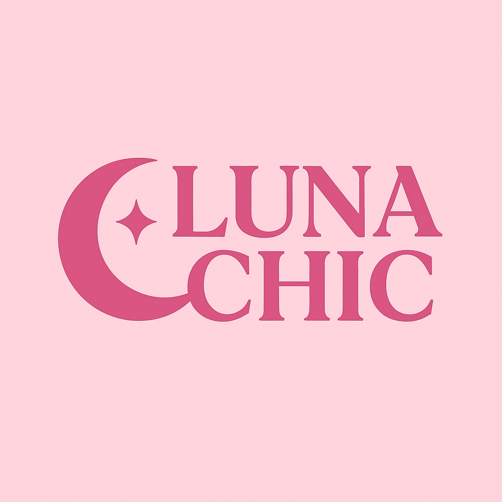 Fondo rosa claro con letras y gráficos en rosa más oscuro. Aparece una media luna con una estrella en su interior, seguida de las palabras “LUNA CHIC” en mayúsculas y con una fuente elegante y redondeada, distribuidas en dos líneas. El diseño transmite una sensación femenina y moderna.